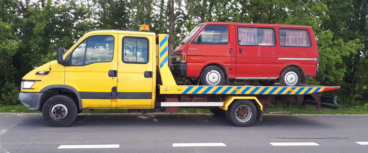 Tralo paslaugos Kaune – automobilio pervežimas geltonu traliuku